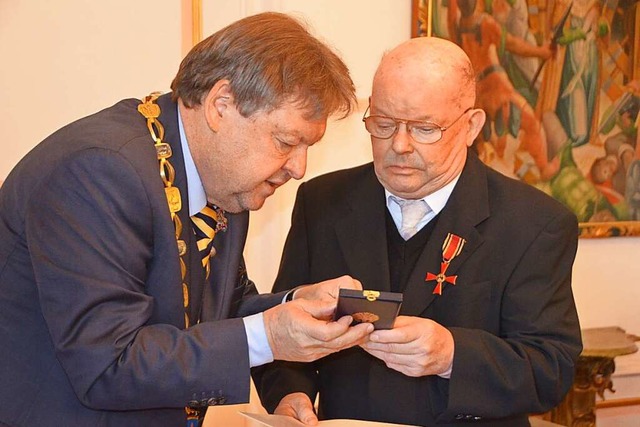 Vor zehn Jahren berreichte der damali...nstkreuz an Siegfried Burger (rechts).  | Foto: Sylvia Timm