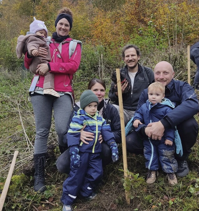 Im Wald der Zukunft haben Eltern und Kinder aus Sthlingen Bumchen gesetzt.  | Foto: Marilla Wrth