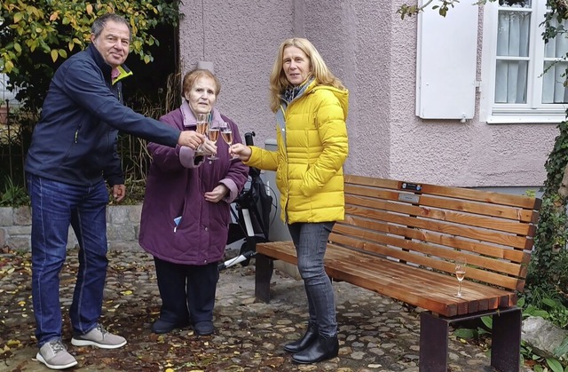 Brgermeister Andreas Schneucker, Anne...iesterer stoen auf die neue Bank an.   | Foto: Gemeinde Binzen