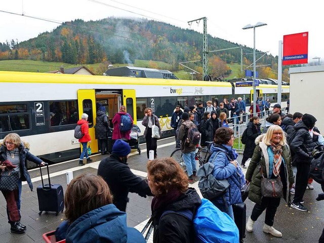 Von der Bahn in den Bus: Am Freitagmor... den Schienenersatzverkehr angewiesen.  | Foto: Anton Schuler