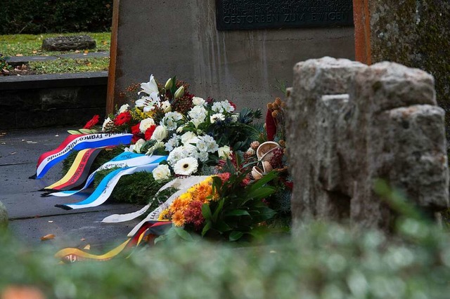 Am Mllheimer Ehrenmal werden Krnze niedergelegt.  | Foto: Volker Mnch