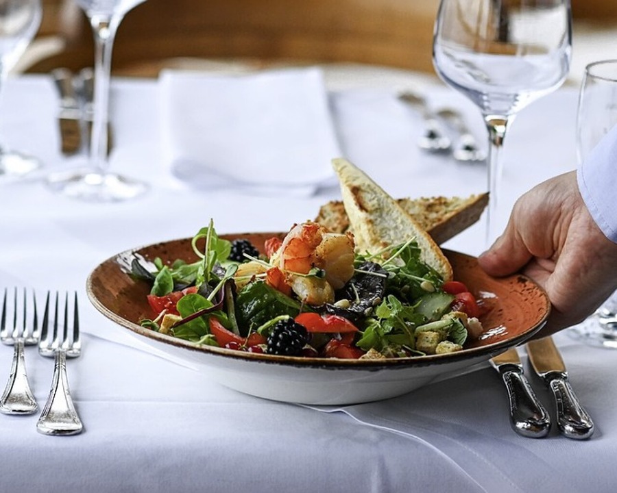 In Restaurants steigen die Preise.  | Foto: Jens Kalaene