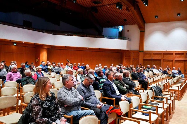 Rund 100 Zuhrer kommen zur Einwohnerversammlung  | Foto: Eva Korinth