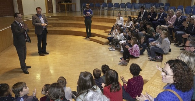 Wie bilinguales Lernen funktioniert, b...Schebesta in der Schulaula vorgefhrt.  | Foto: Volker Mnch