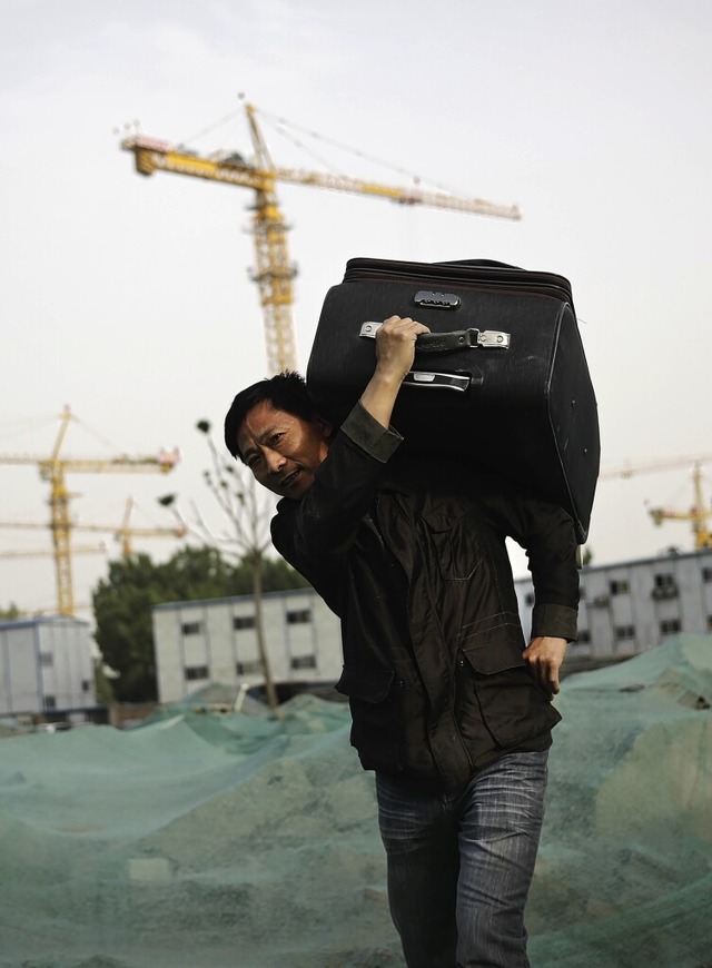 Ein Wanderarbeiter in Peking. Die chinesische Wirtschaft lahmt.  | Foto: Andy Wong