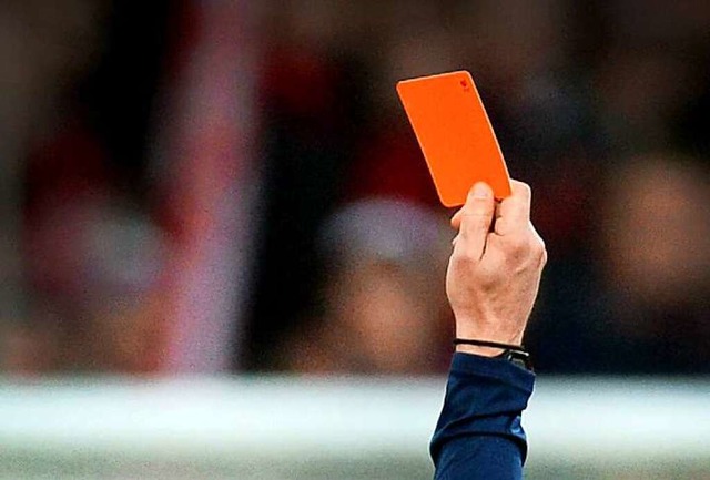 Die rote Karte eines Schiedsrichters  | Foto: Patrick Seeger (dpa)