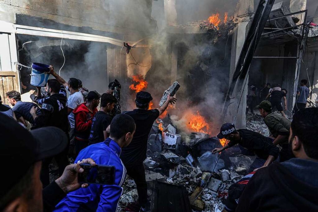 Palästinenser versuchen am Freitag, na...gslager Shaboura ein Feuer zu löschen.  | Foto: Abed Rahim Khatib