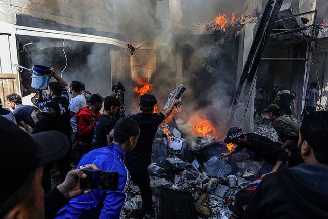 Palstinenser versuchen am Freitag, na...gslager Shaboura ein Feuer zu lschen.  | Foto: Abed Rahim Khatib