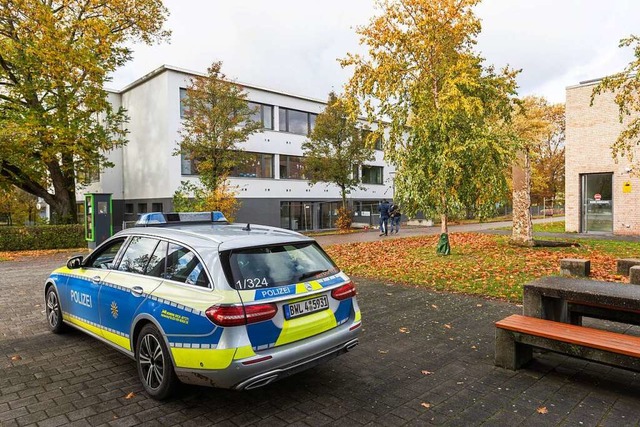 Ein Einsatzfahrzeug der Polizei steht ... nach der Tat vor der Waldbachschule.   | Foto: Philipp von Ditfurth (dpa)