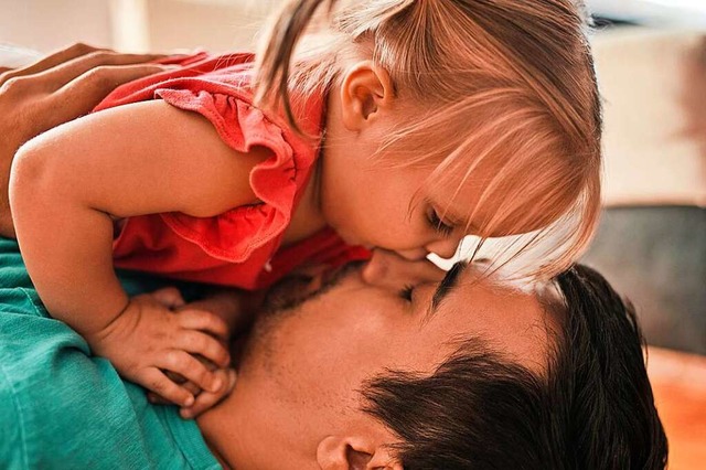 Aua! Vater und Tochter kuscheln zunch...n Papa unvermittelt in die Nase beit.  | Foto: Zeljko Dangubic (dpa)