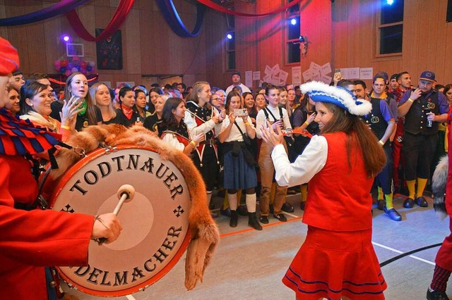 Die Todtnauer Zundelmacher lieen es krachen.  | Foto: Edgar Steinfelder