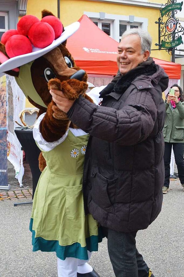 Ein Tnzchen mit dem Maskottchen von H... Tourismus konnten die Besucher wagen.  | Foto: Edgar Steinfelder