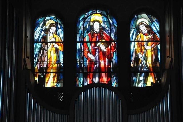 Die Kirchenfenster in der Lrracher Kirche St. Bonifatius sind repariert