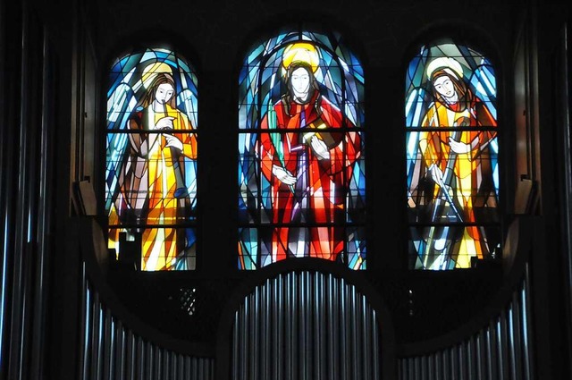 Die drei Fenster ber der Orgel in der...Bonifatius in Lrrach  sind repariert.  | Foto: Daniel Gramespacher