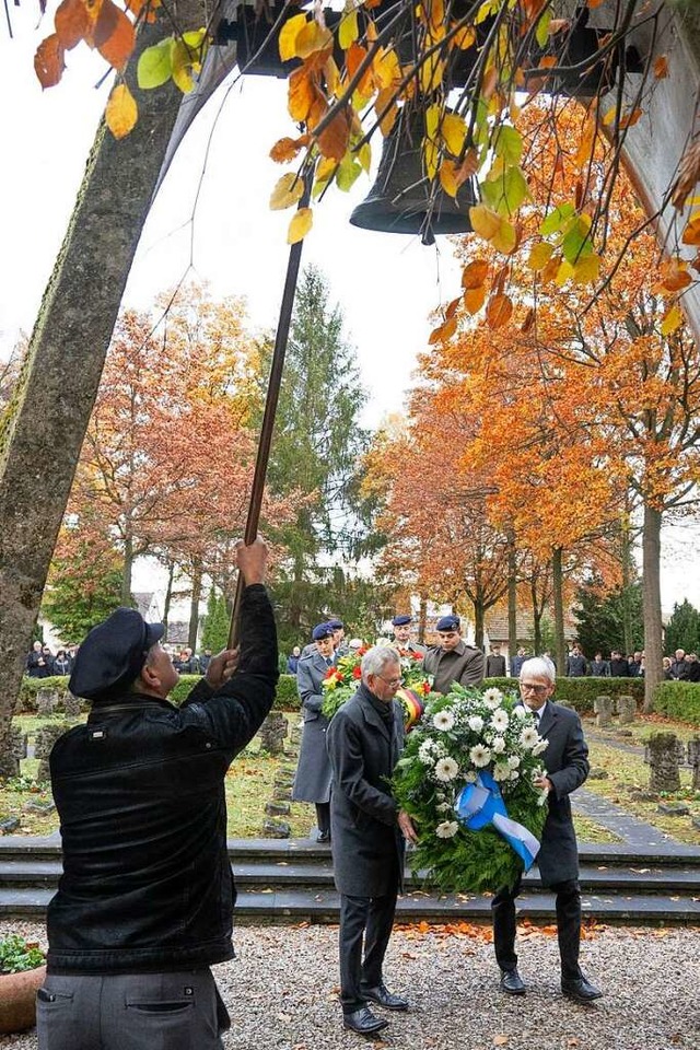 Selten hatte ein Volkstrauertag angesi...r VdK legten am Mahnmal Krnze nieder.  | Foto: Volker Mnch