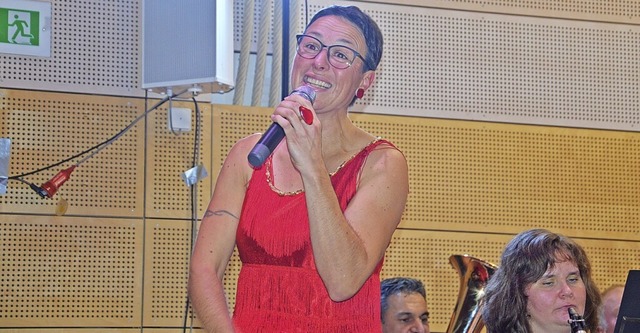 Steffi Lais begeistert das Publikum mit ihren Gesangseinlagen.  | Foto: Karl-Heinz Rmmele