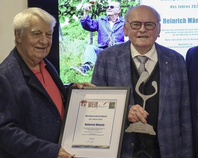 Heinrich Mnnle (rechts) mit Trophe und  Laudator Rudolf Knoll  | Foto: Weinfeder e. V