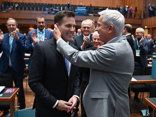 Thomas Strobl (rechts) gratuliert sein...schgebackenen Nachfolger Manuel Hagel.  | Foto: Bernd Weibrod (dpa)