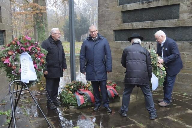 Krnze fr das Mahnmal auf dem Waldfriedhof