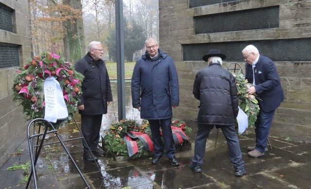 Brgermeister Alexander Guhl (Mitte) u...eher Fred Thelen legten Krnze nieder.  | Foto: Gerd Leutenecker