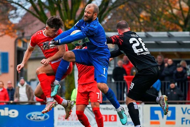 Der Bahlinger Ylber Lokaj (links) vers...el Binanzer vorbei  ins Tor zu kpfen.  | Foto: Claus G. Stoll