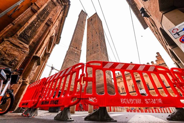 Der Torre Garisenda ist der kleinere der beiden Trme in Bologna.  | Foto: Giorgio Bianchi (dpa)