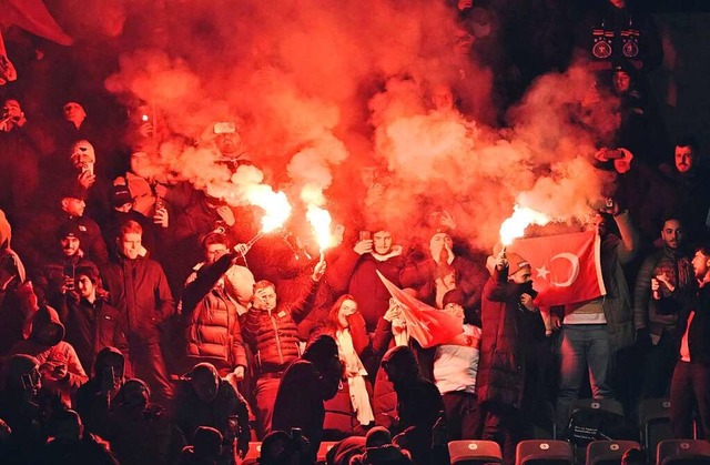 Trkische Fans beim Zndeln mit Pyrotechnik  | Foto: Federico Gambarini (dpa)