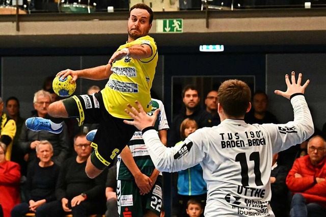 Lukas Zank fliegt fr die Handballer d...gen ber die Linksauenposition heran.  | Foto: Achim Keller