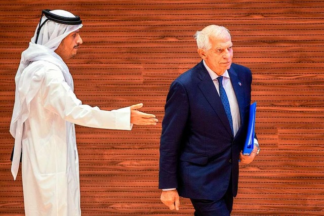 Abdulrahman Al Thani und der EU-Auenbeauftragte Josep Borrell.  | Foto: - (AFP)