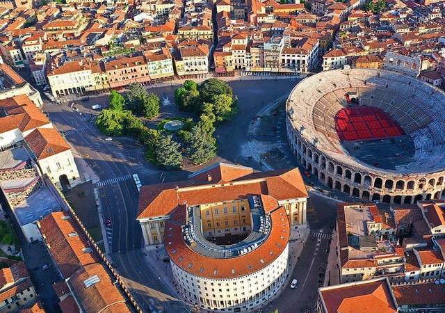 Fulufig von Ihrem Hotel aus zu erreichen: Die Arena di Verona.  | Foto: Aerial-motion/Shutterstock.com