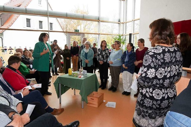 Das Lehrerkollegium empfing Petra Rymk...vival-Set fr Schulleiterinnen&#8220;.  | Foto: Volker Mnch