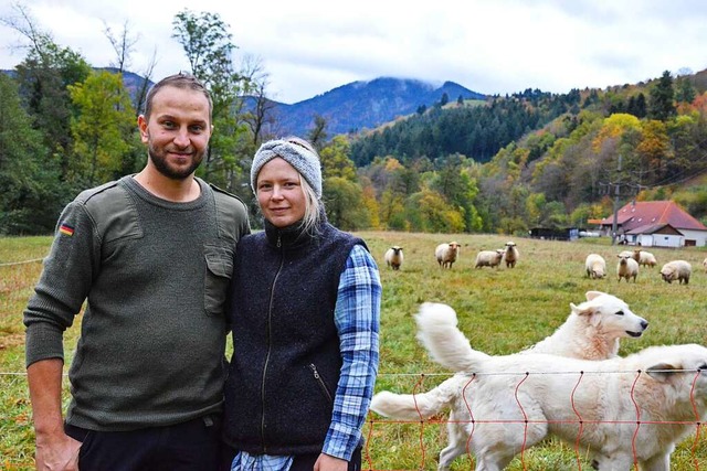 Mit den Schafen fing alles an: Nicole ...und ihre Herdenschutzhunde und Schafe.  | Foto: Gabriele Hennicke