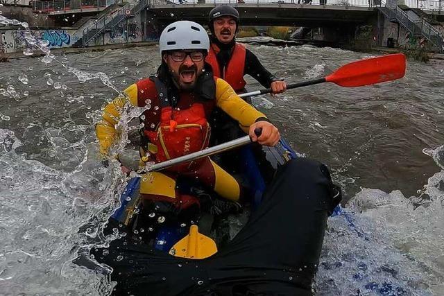 Dreisam in Freiburg bei Hochwasser ist für geübte Kajakfahrer kein Problem