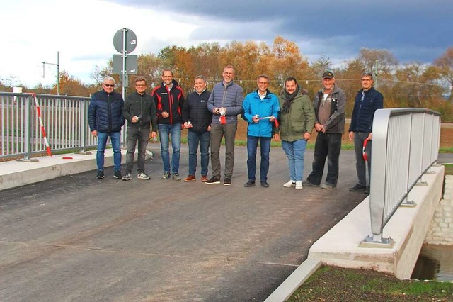 Vertreter der Gemeinden Bahlingen und ...der hier die Gemarkungsgrenze bildet.   | Foto: Horst David