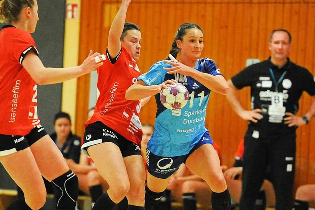 Die Freiburger Handballerin Saskia Pro...im Hintergrund HSG-Trainer Igor Bojic.  | Foto: IMAGO/Funke Fotos