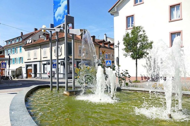 Bereits saniert: die &#8222;Wolkenwaage&#8220; am Lrracher Senigallia-Platz  | Foto: Alina Schneider