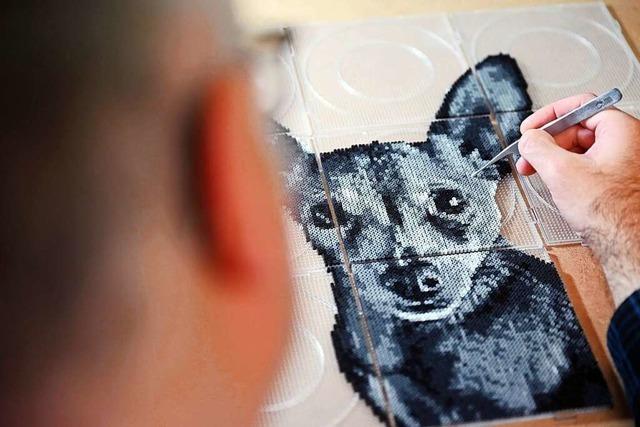 Pforzheimer Künstler macht Porträts aus Bügelperlen
