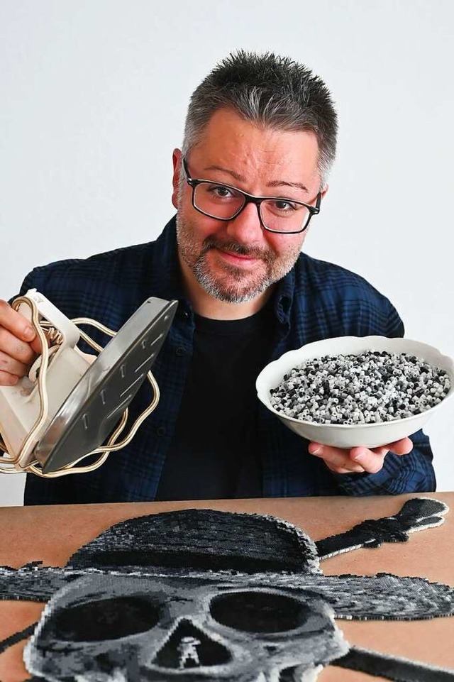 Oliver Lemke macht mit Bgelperlen Kunst.  | Foto: Uli Deck (dpa)