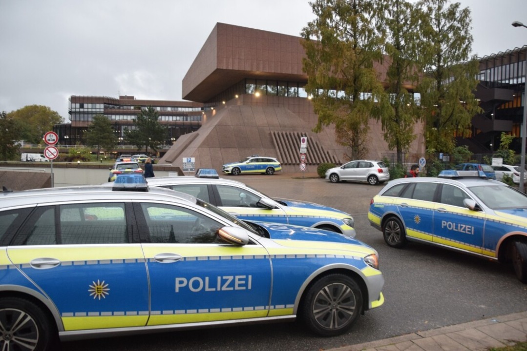 Nach einer Bombendrohung hatte die Pol...gentur für Arbeit in Mannheim geräumt.  | Foto: Rene Priebe (dpa)
