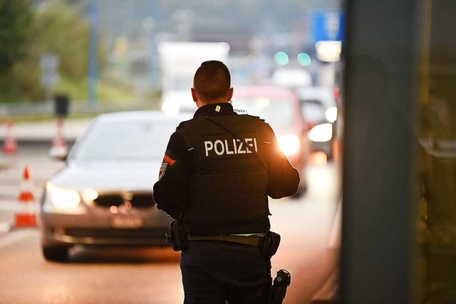 Die Bundespolizei hat bei einer Kontrolle eine verbotene Waffe sichergestellt.  | Foto: Jonas Hirt