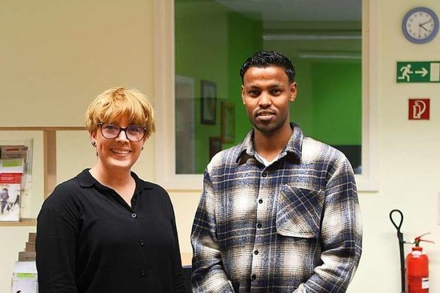 Ein junger Somalier will Pflegefachkraft werden. Wie kommt er mit der deutschen Berufsausbildung klar?