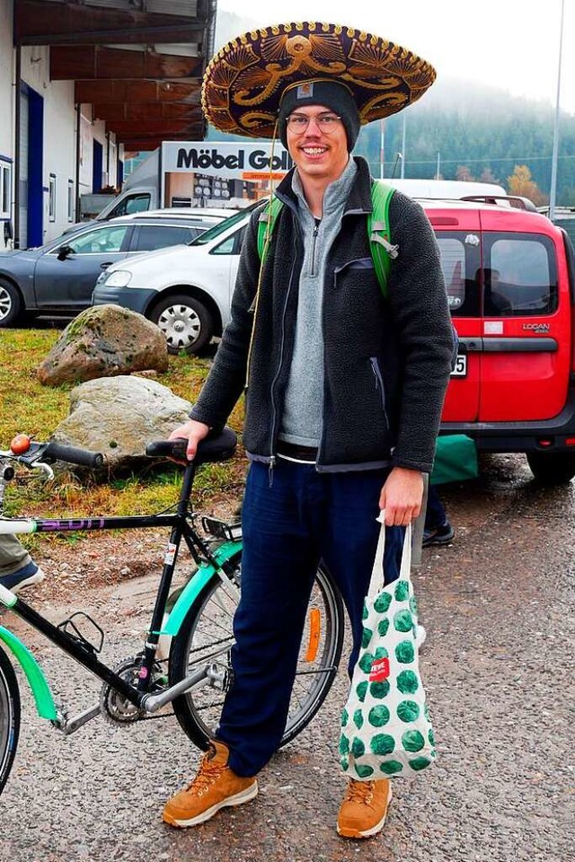 Ein Fahrrad und einen Sombrero findet dieser Mann im Regionalen Abfallzentrum.  | Foto: Eva Korinth