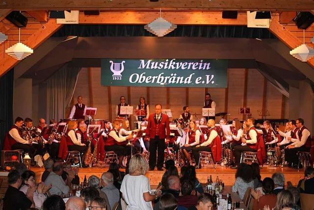 Musikverein Oberbränd spielt beim Jubiläumskonzert eine wilde Mischung