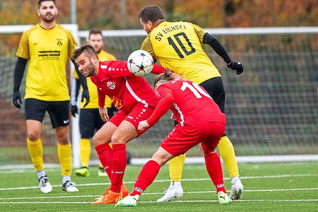 Felix Schwarzwlder (links) und Dan St...ehen gegen den Eichsler Kevin Grunert.  | Foto: TH Fotografie/Thomas He