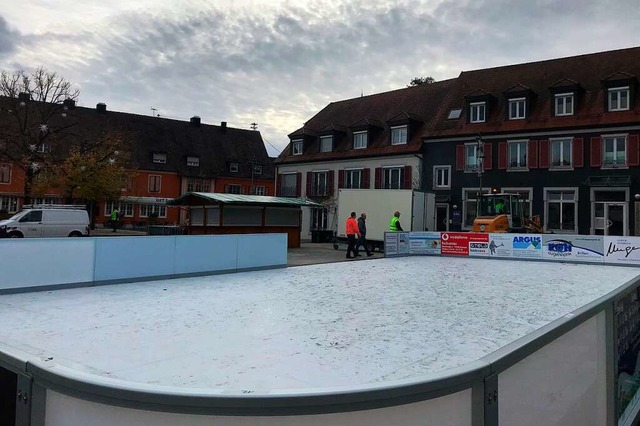 Die Synthetik-Eisbahn steht schon auf ...d der Adventstreff um 17 Uhr erffnet.  | Foto: Sophia Ungerland