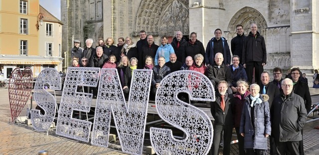 Die Stadtmusik Lrrach vor der Kathedrale in Sens   | Foto: Benedikt Walter