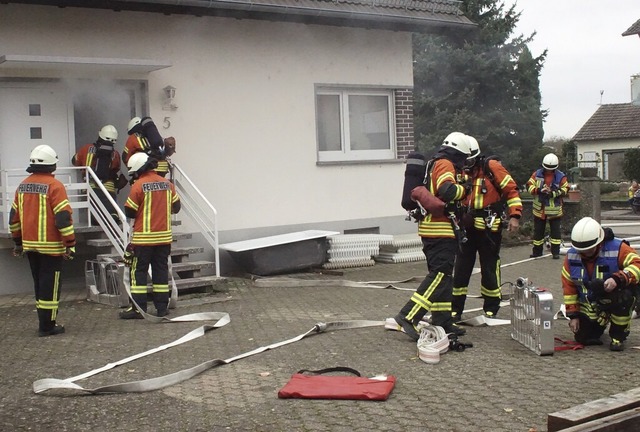 Voller Einsatz: Die Feuerwehr Ringsheim zeigte bei der Jahresbung ihr Knnen.  | Foto: Ilona Hge