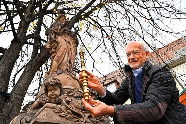 Juwelier Jrgen Wiedemann mit dem neuen Zepter der Madonna  | Foto: Thomas Kunz