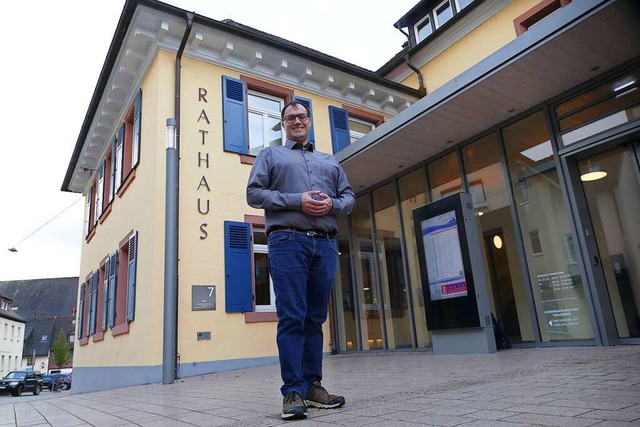 Siegfried Kohlmann an der ersten Station, dem  Rathaus in Seelbach  | Foto: Ulrike Derndinger