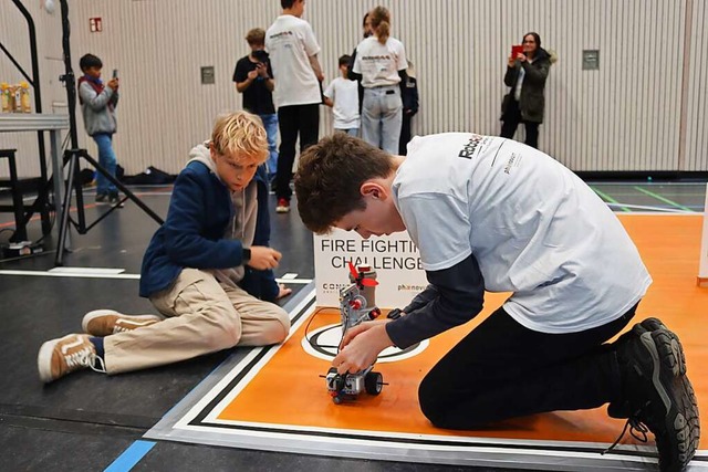 Robo-Rave Germany in Lrrach: Zwei Sch...&#8222;Fire Fighting&#8220; Challenge.  | Foto: Aaron Hohenfeld